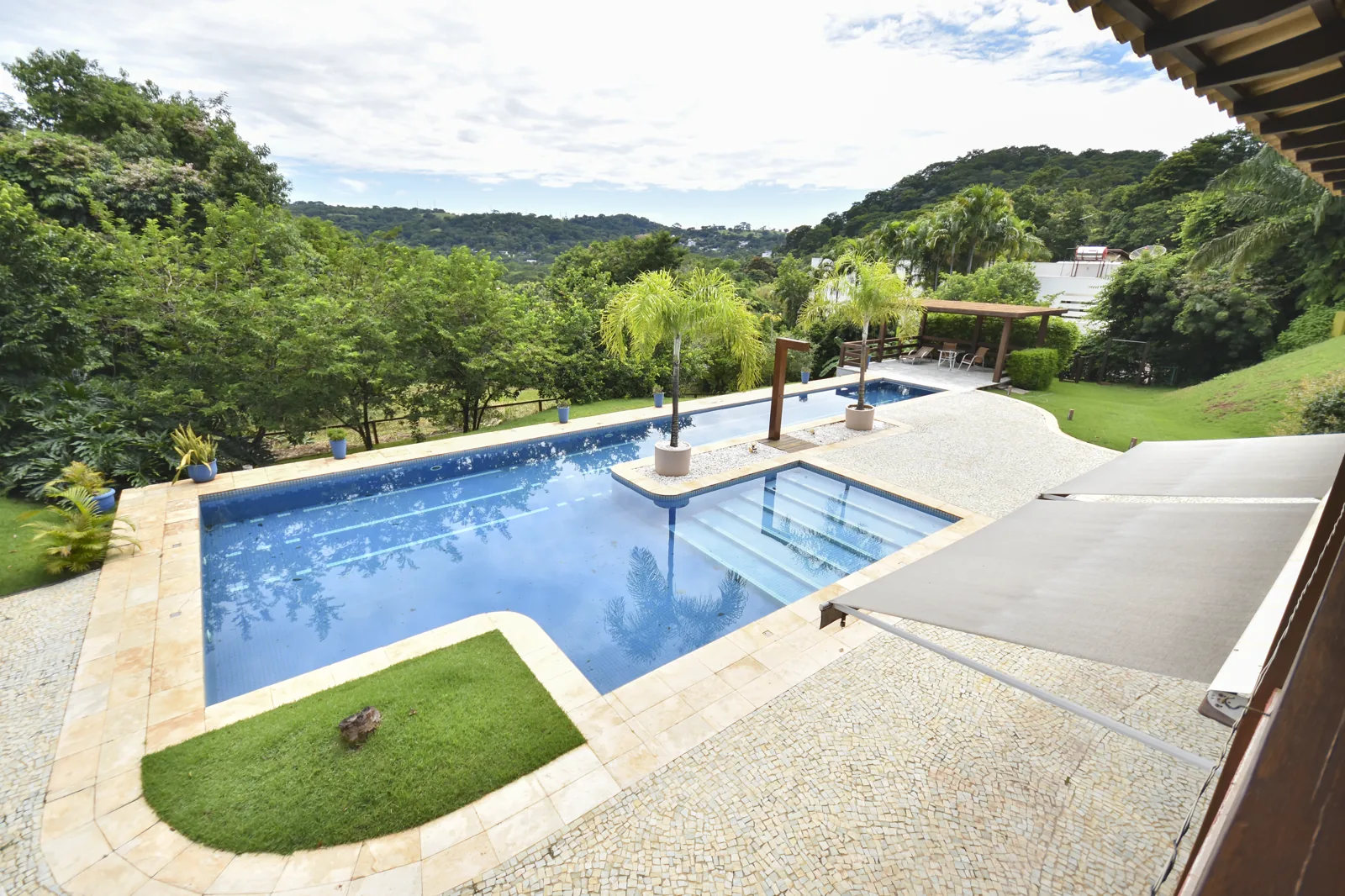 Piscina com raia de 20 metros e vista ampla do vale