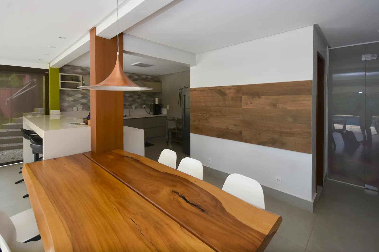 Mesa em tora de madeira maciça live edge e luminária em cobre