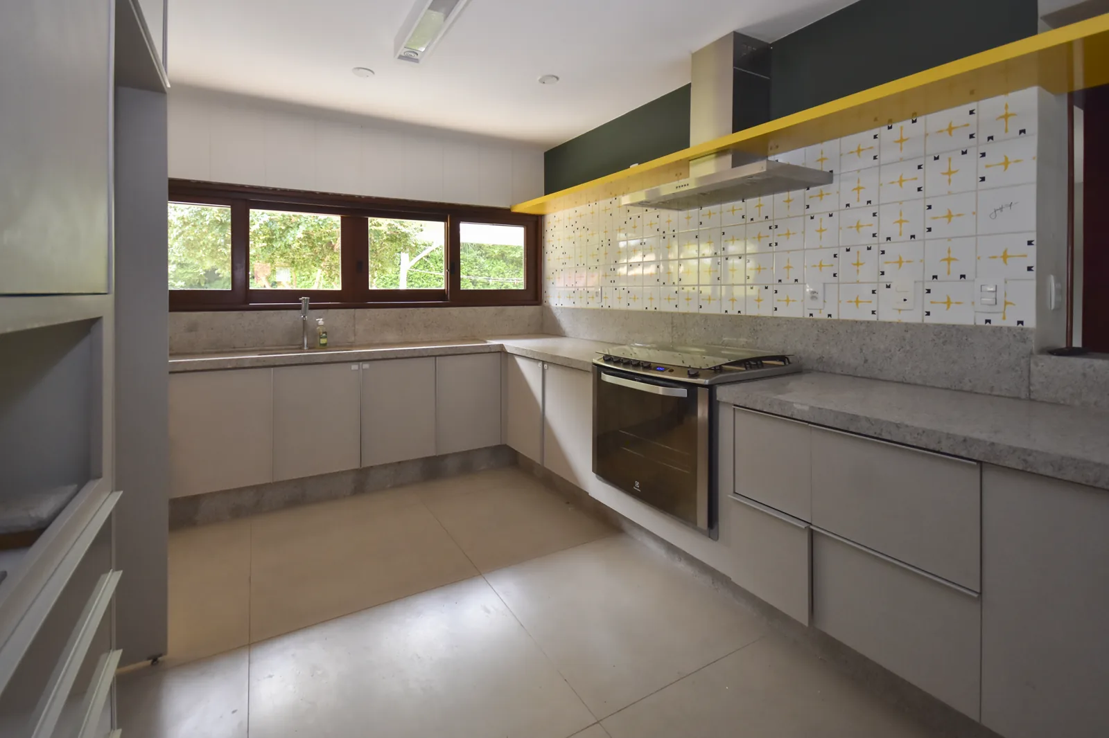 Sala ampla integrada à cozinha aberta da casa de hóspedes