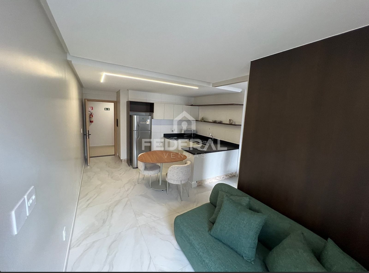 Sala e cozinha integrada com sofá e bancada